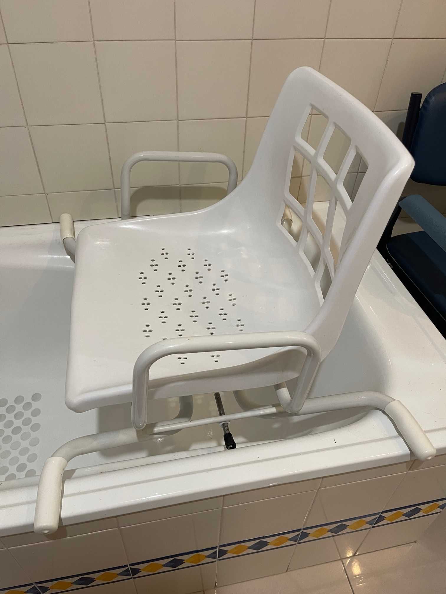 Cadeira giratória para banheira