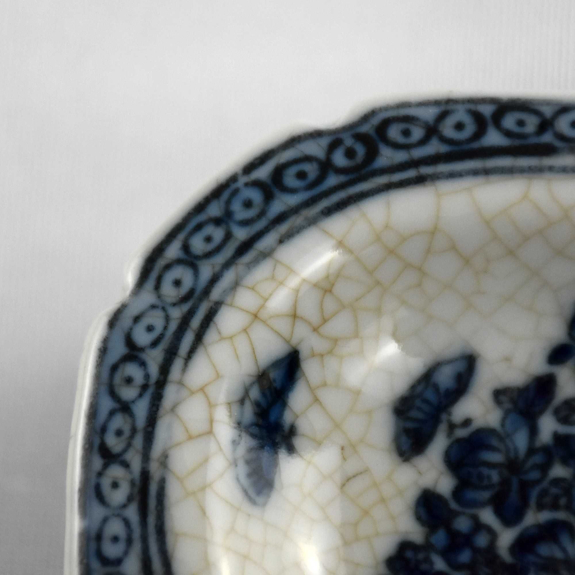 Saleiro porcelana da China, com flores azul e branco com craquelê