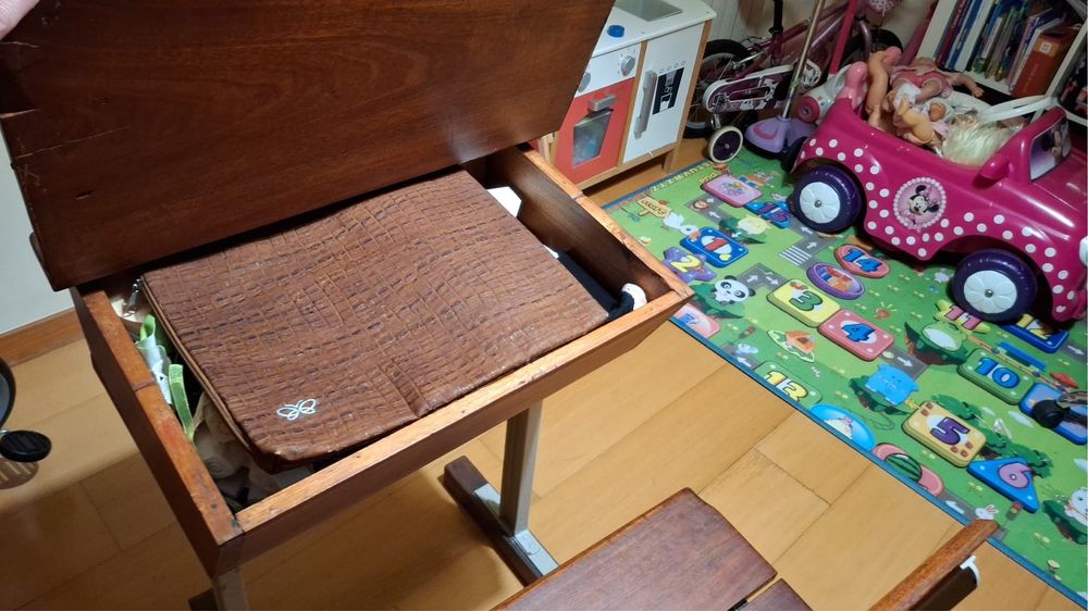VENDO!! Secretária de Madeira Infantil - Ideal p/ Estudos ou Decoracao