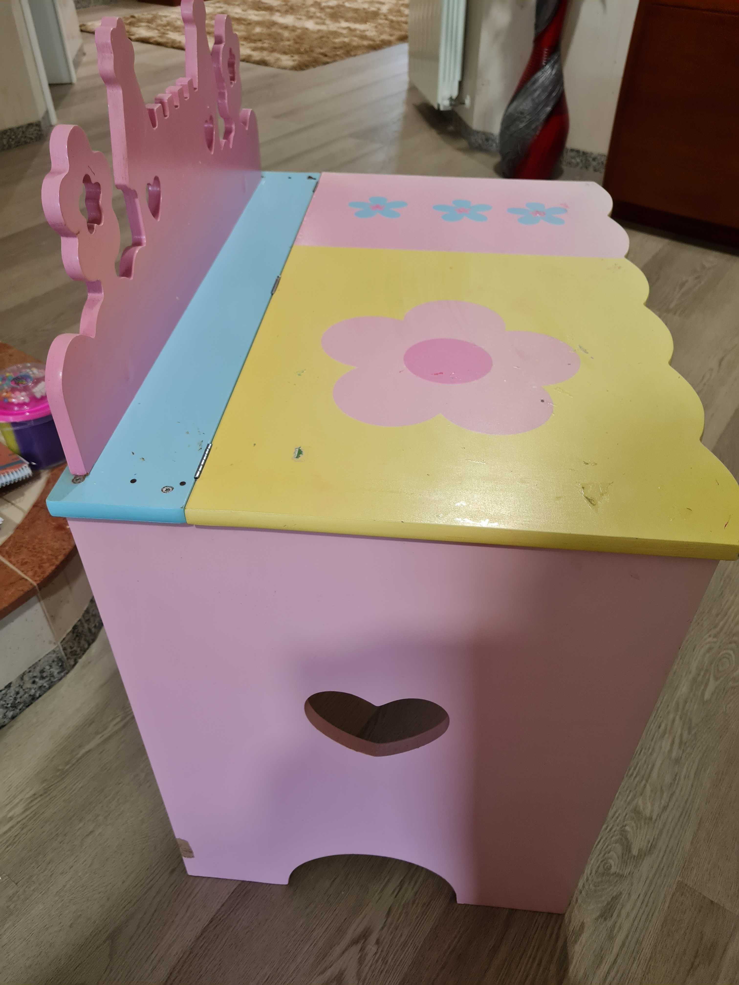 Secretaria cor de rosa