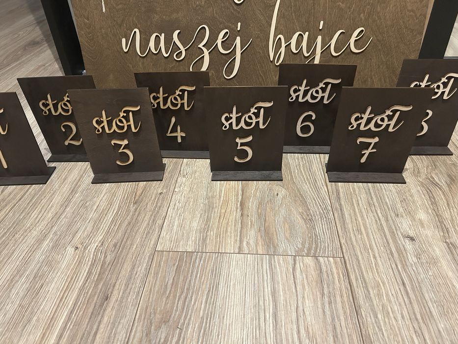 Tablicq powitalna i numery stołów