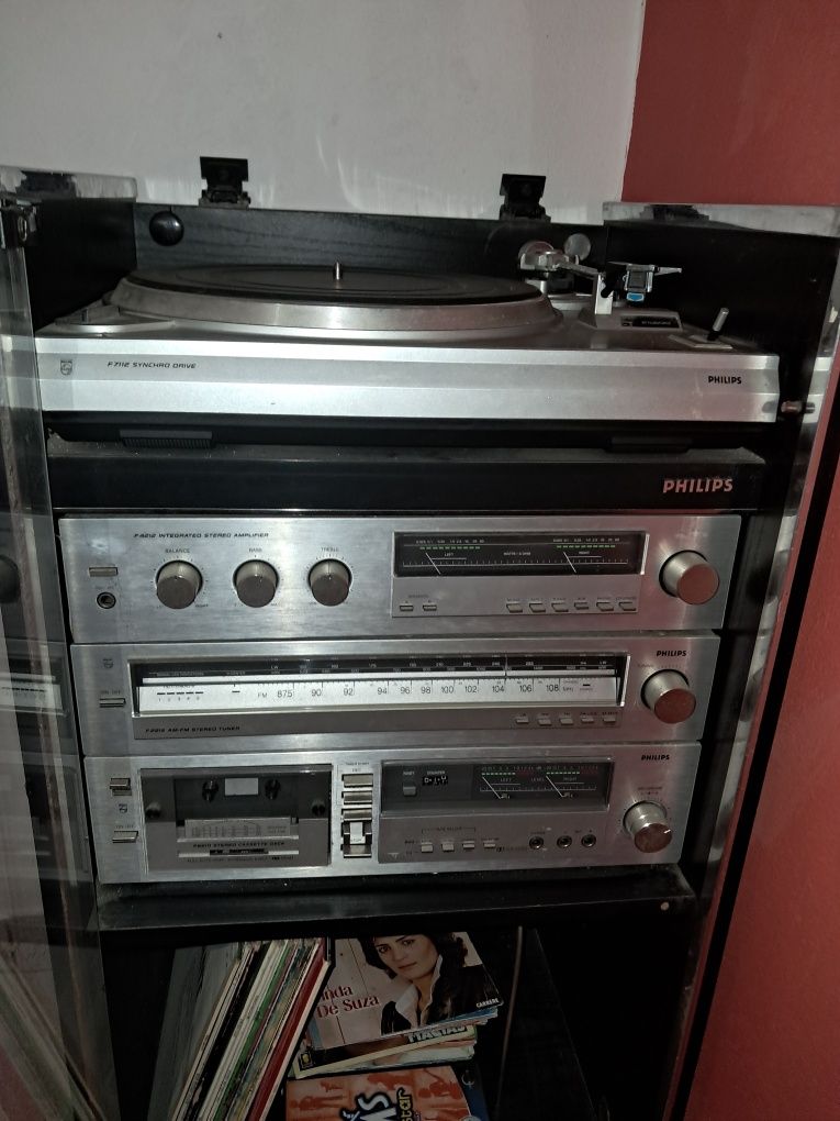 Vendo aparelhagem antiga com alguns discos de viinil