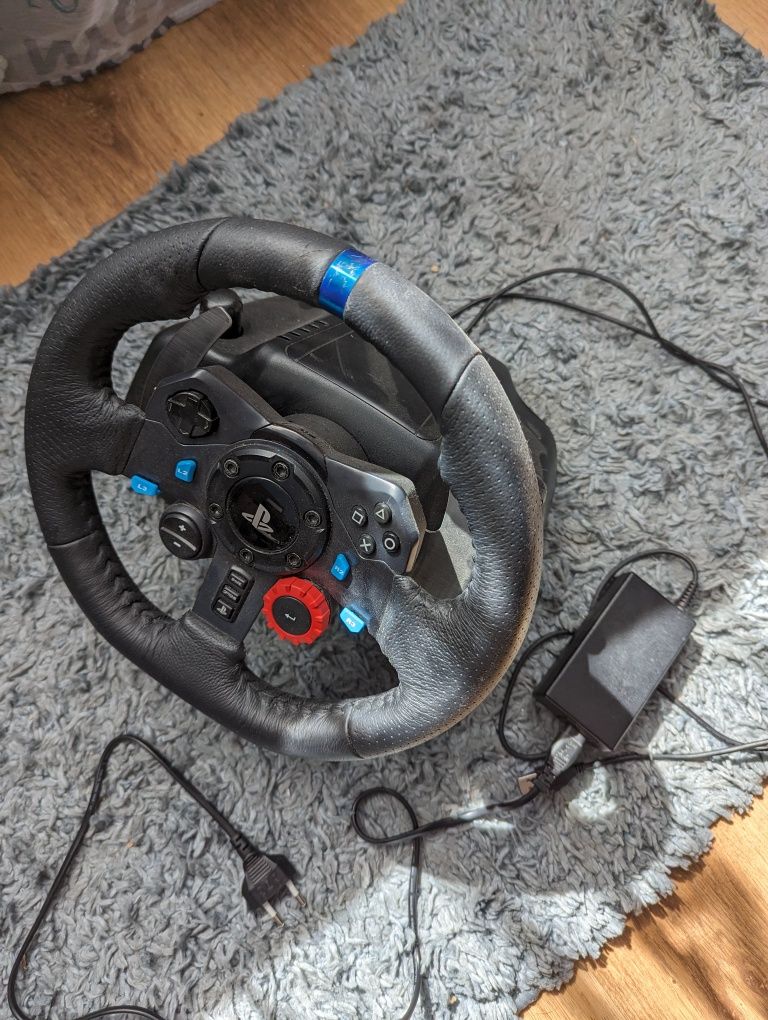 Kierowca i pedały Logitech g29