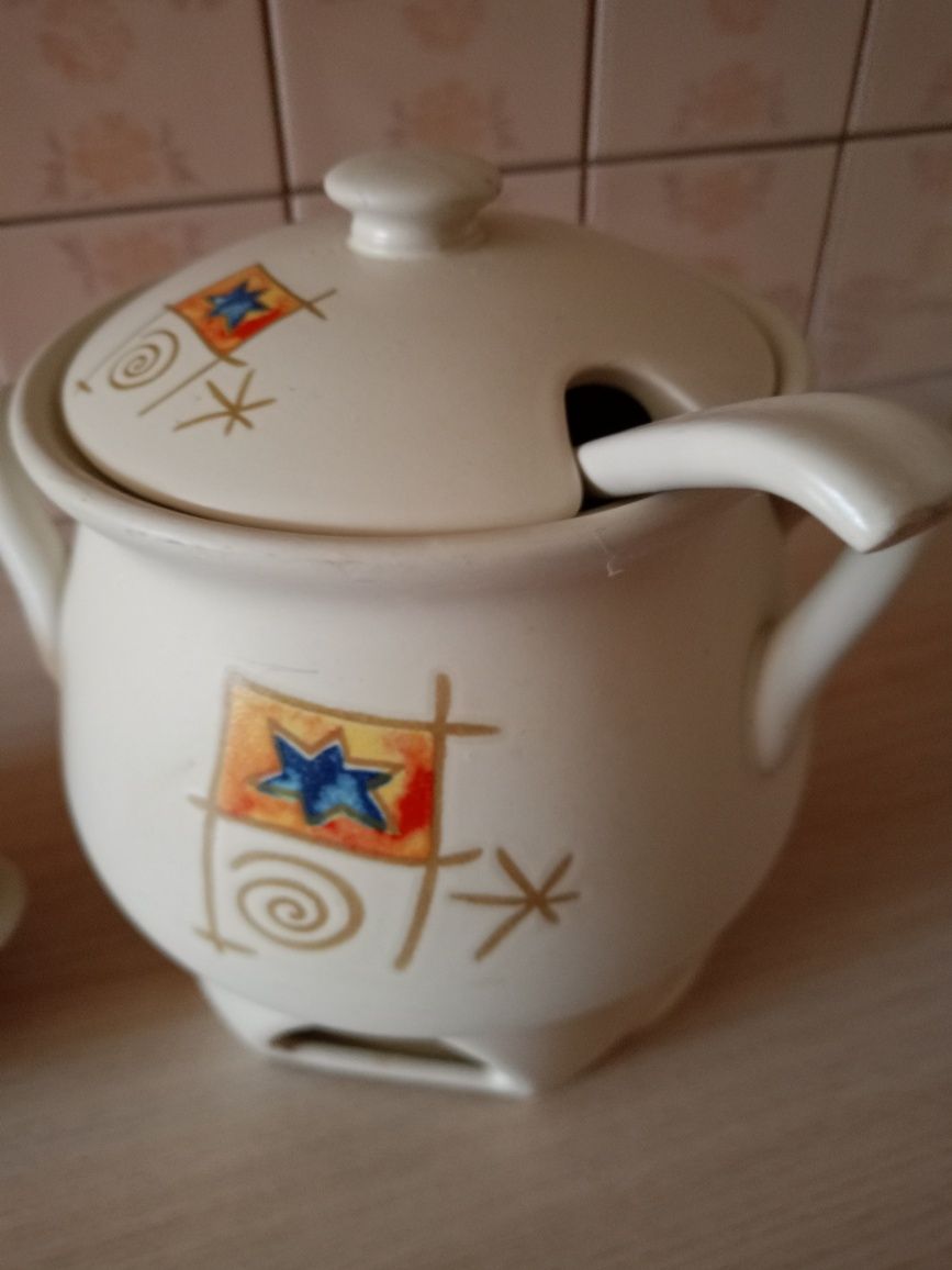 Piękny zestaw stołowy z kamionki.