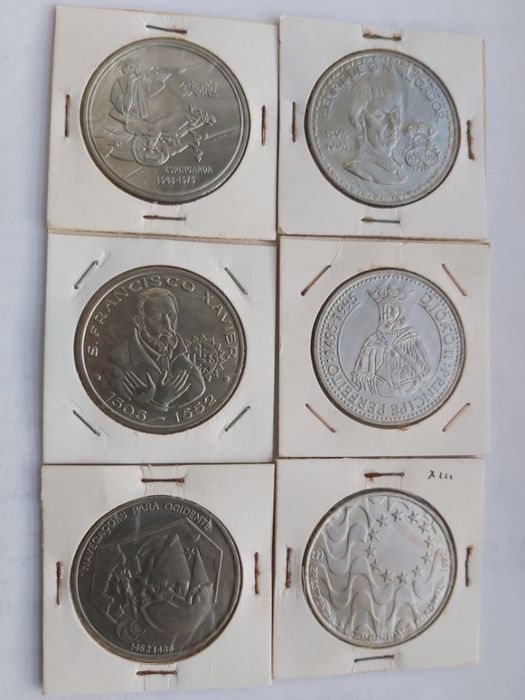 Varias moedas de 100$00 e de 200$00 descobrimentos