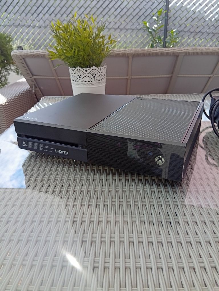Konsola Xbox one 1TB z  okablowaniem