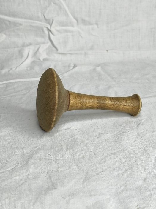 Stary drewniany grzybek do cerowania 102