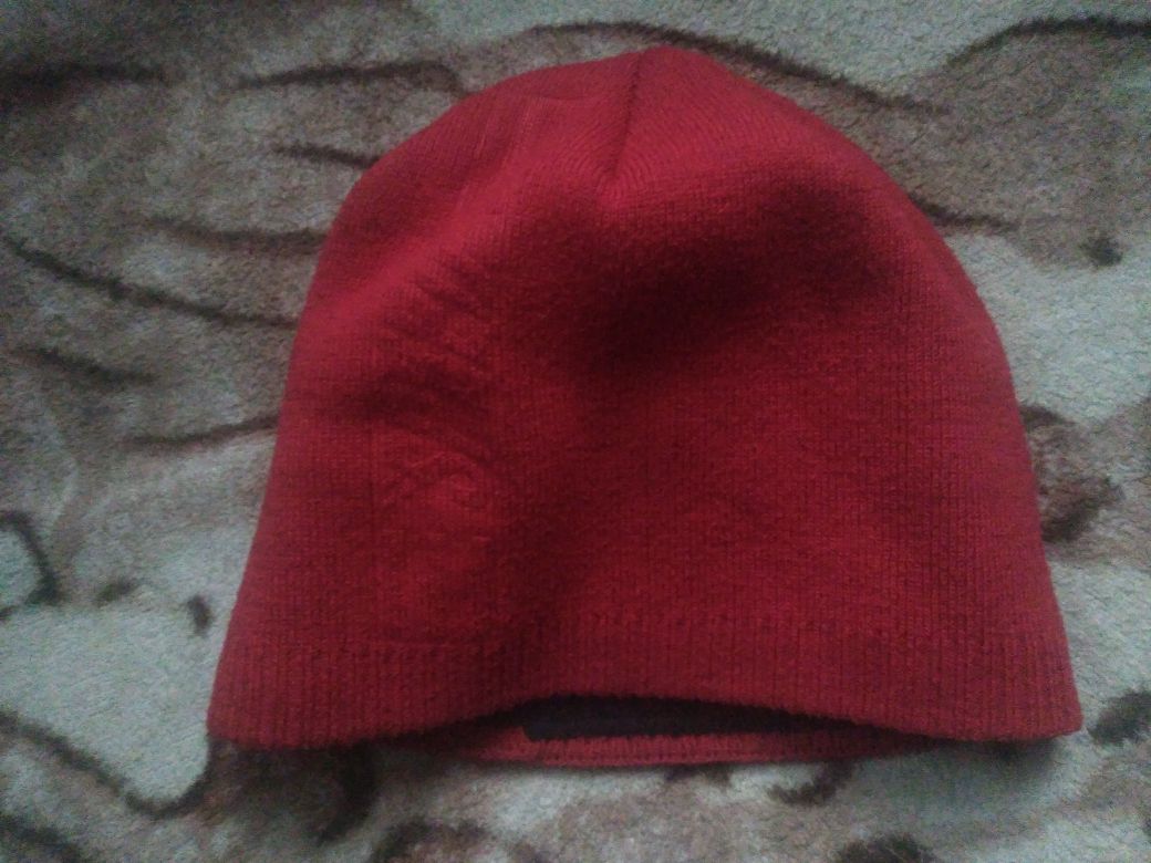 Ciepła, czerwona czapka