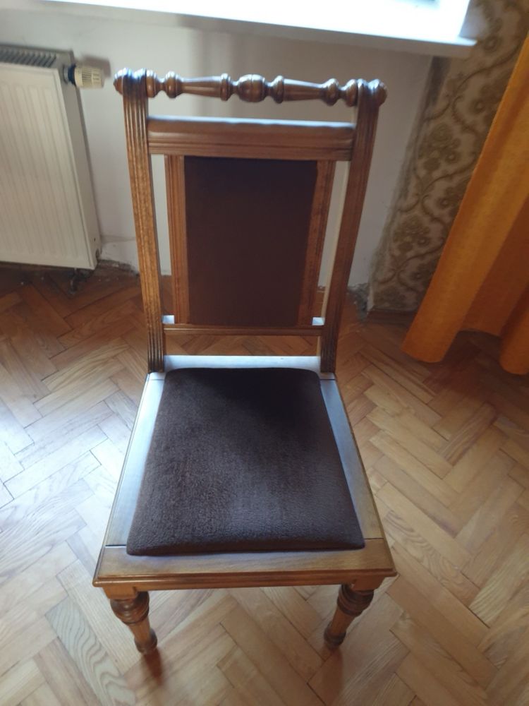 Stół plus 6 debowych krzeseł.