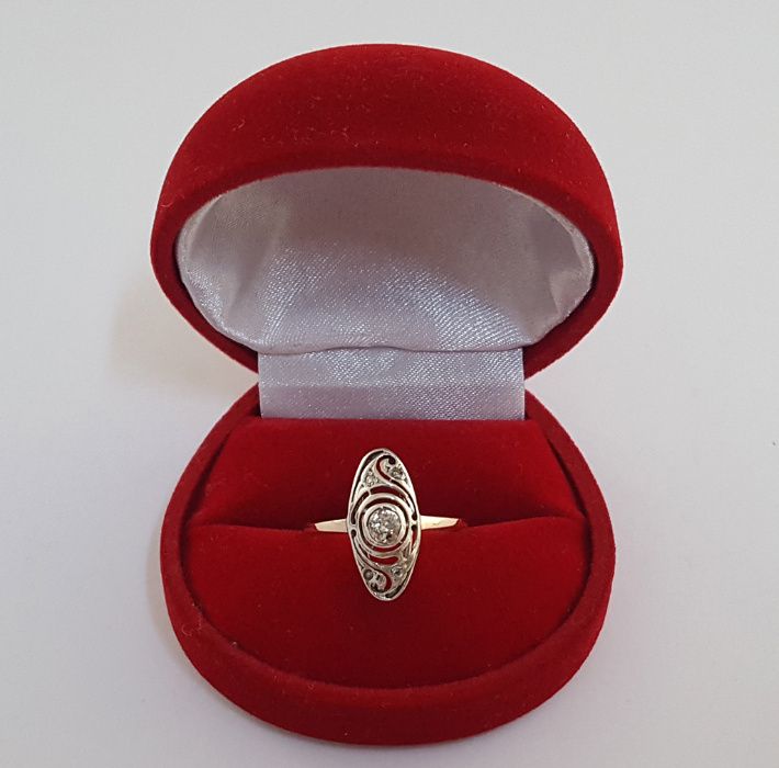 Złoty pierścionek art deco z lat 30-tych zdobiony brylantami