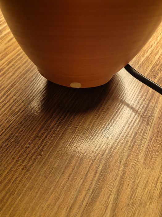 Lampka nocna ceramiczna z kloszem.