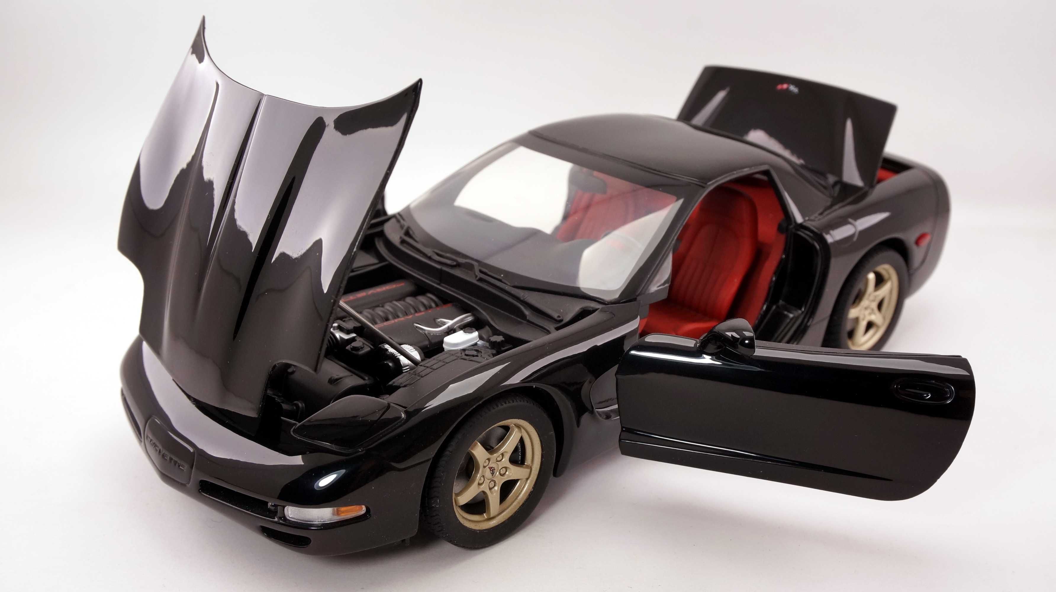 Модель UT Models AUTOart 1:18 Chevrolet Corvette (C5) Hardtop Black