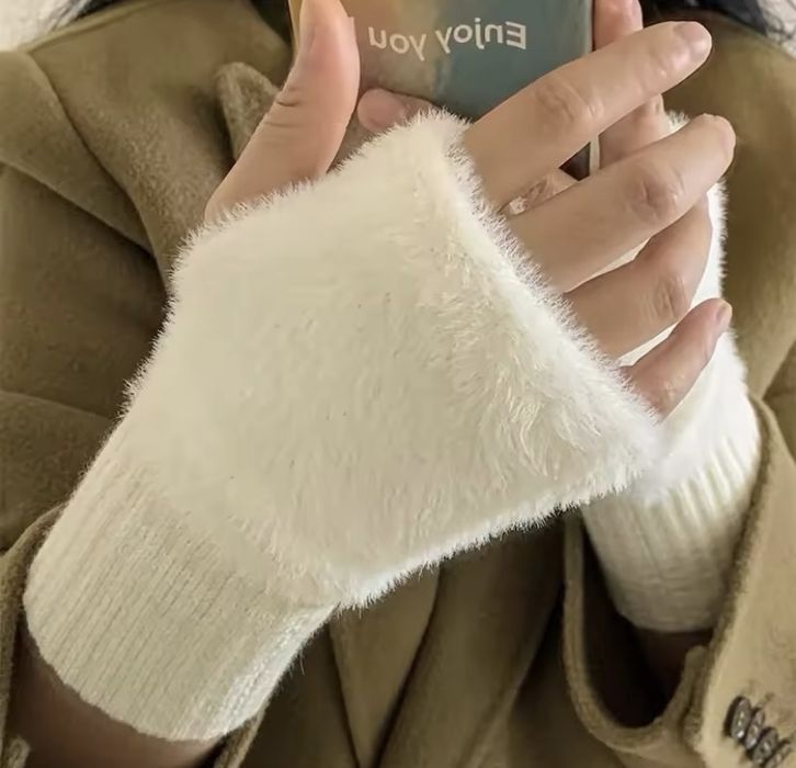 Стильні хутряні рукавички без пальців, теплі рукавиці в білому кольорі