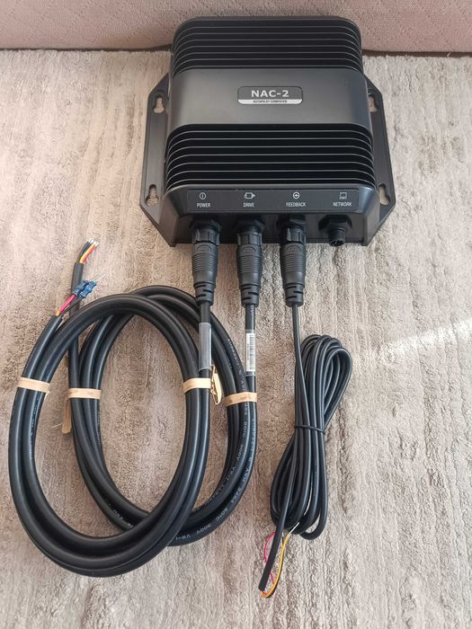 Autopilot jachtowy NAC 2 z oryginalnymi kablami