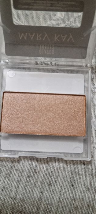 Rozświetlacz prasowany.