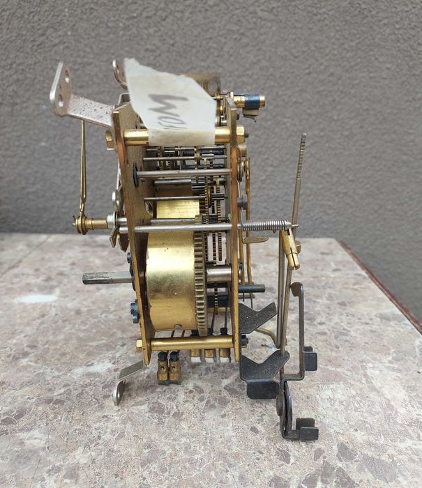 M078 Mechanizm starego zegara bufetowego Junghans kominkowego wskazówk