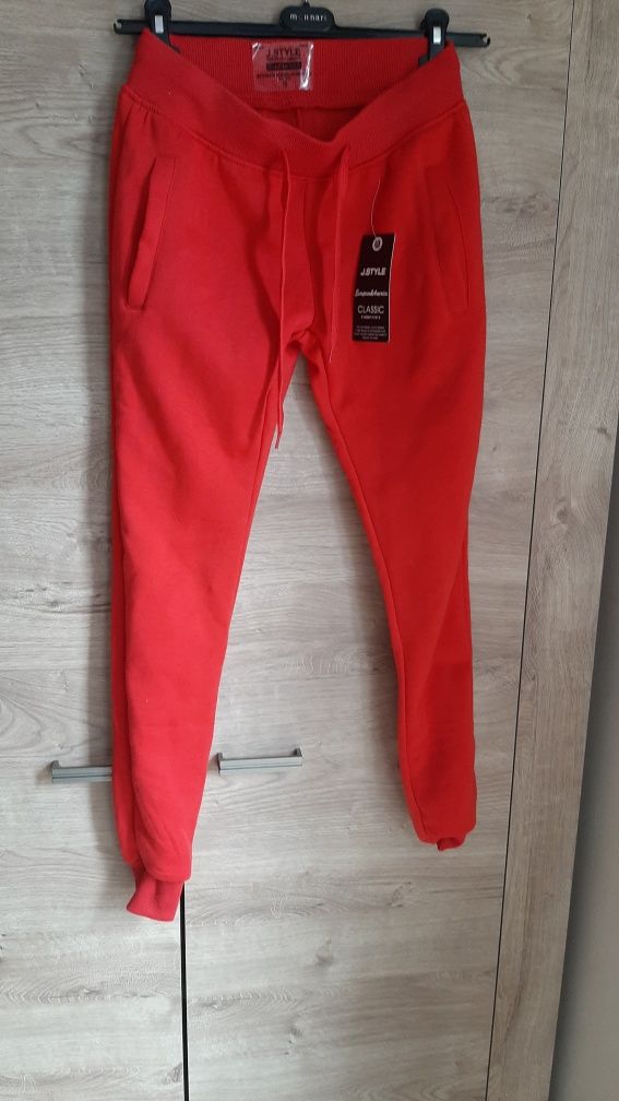 Czerwone spodnie dresowe, dresy S
