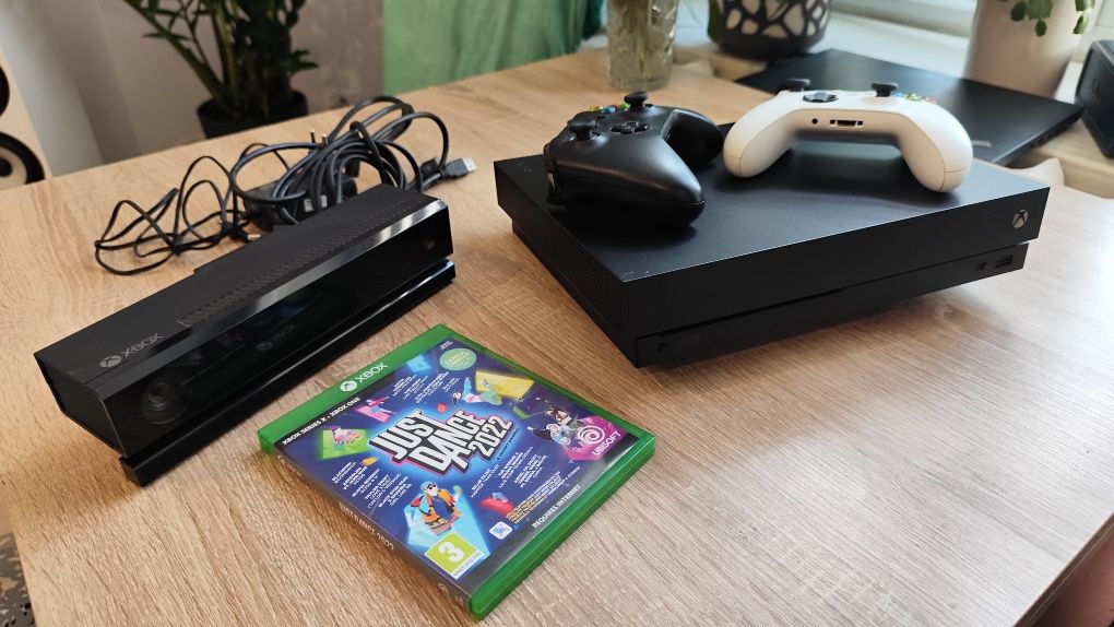 Xbox One X + 2 pady + Kinect + Just Dance 2022