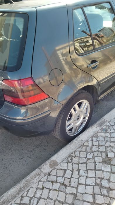 Vendo meu golf 2001 edição 25 anos estou a rertona ao meu país