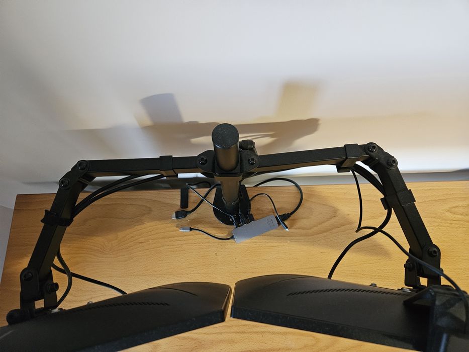 2 monitores AOC 24G2U