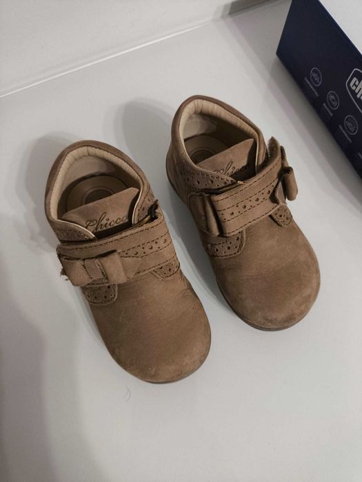 Botas Chicco tamanho 22 na caixa de origem