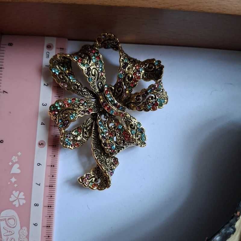 Spektakularna pozłacana broszka wymiary 8 cm x 6 cm