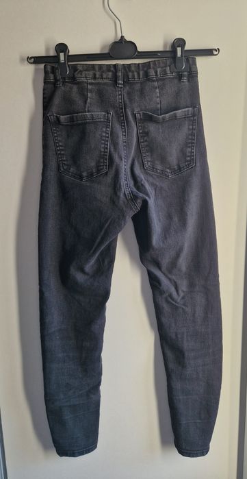 Czarne spodnie Cropp Denim, rozmiar 36, z elastycznego materiału,