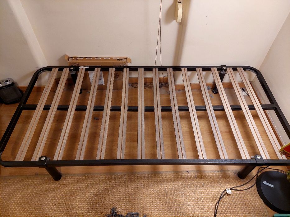 Cama de solteiro -Estrado com pés