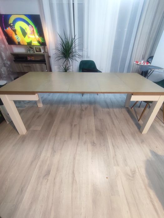 Praktyczny masywny stół