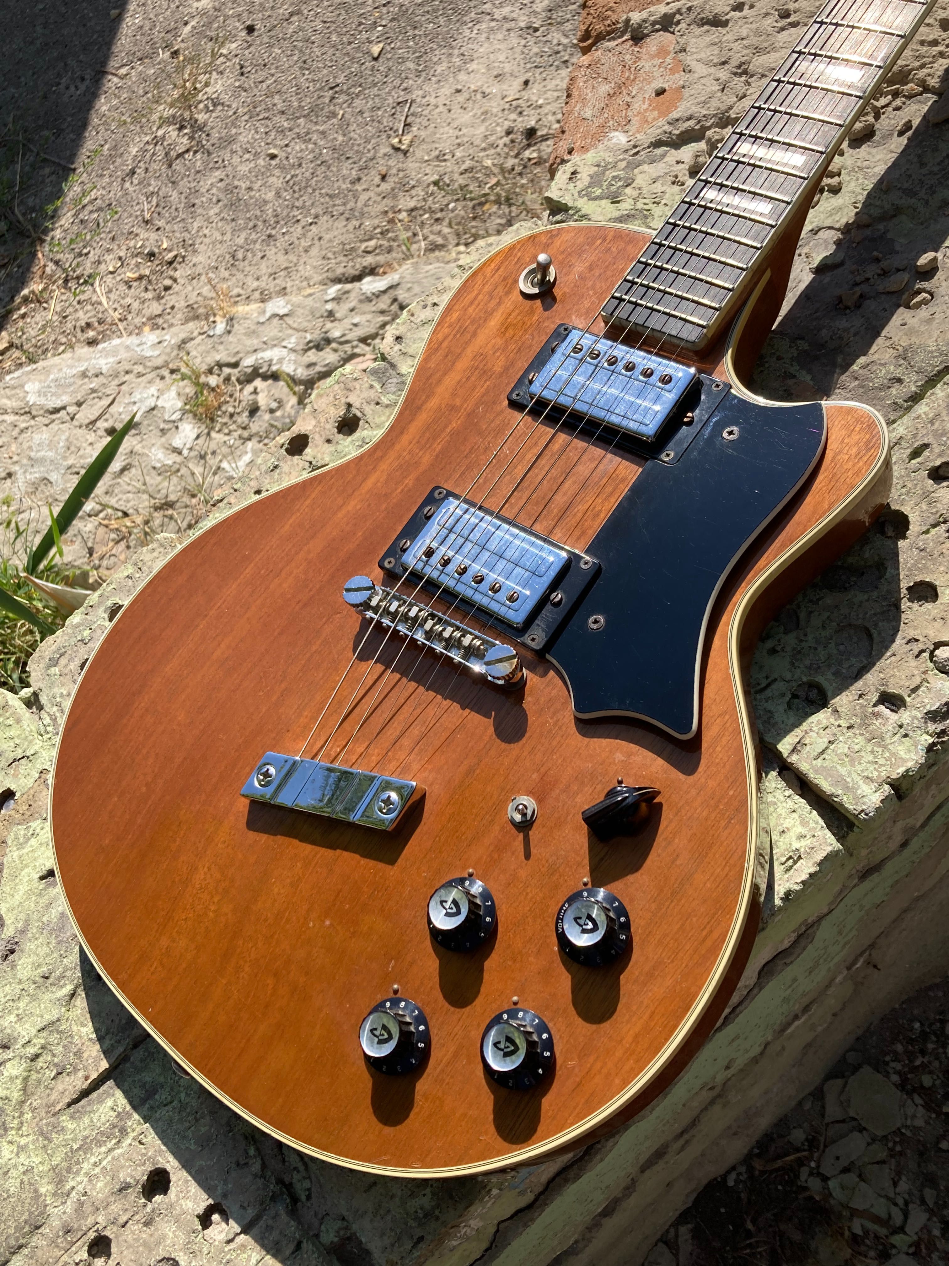 Guild M-75 Natural 1974го року з рідним кейсом