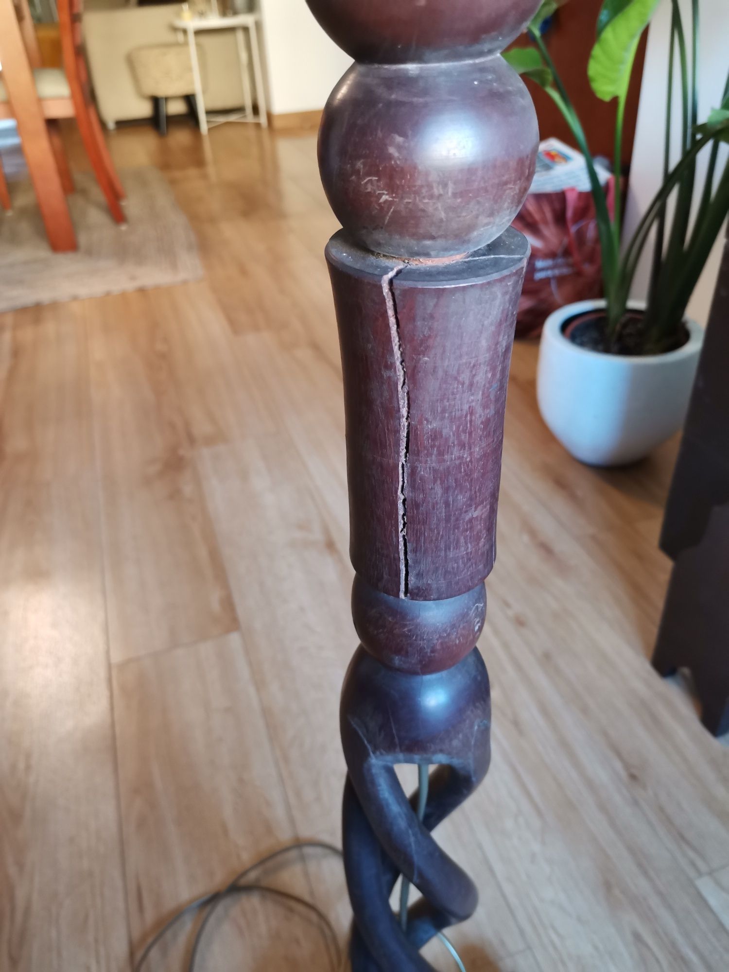 Candeeiro de pé em pau preto