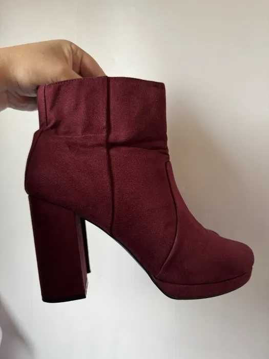 Сапожки цвета бордо на каблуках 42-43 р. замшевые
