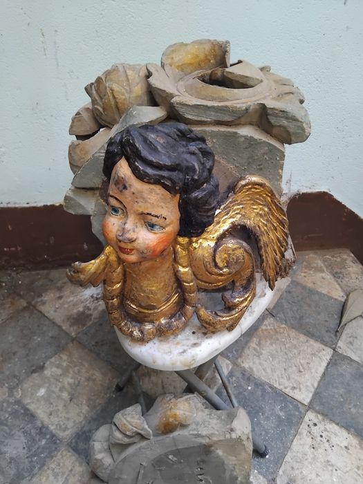 Anjo,  fragmento de altar talha dourada