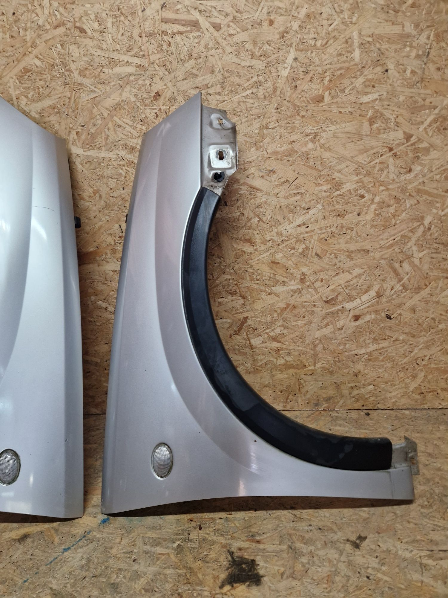 Błotnik prawy przód Opel Corsa C lift Z157