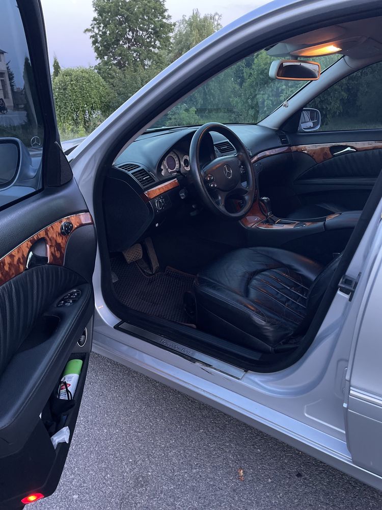 Mercedes-benz w211 e220 restailing