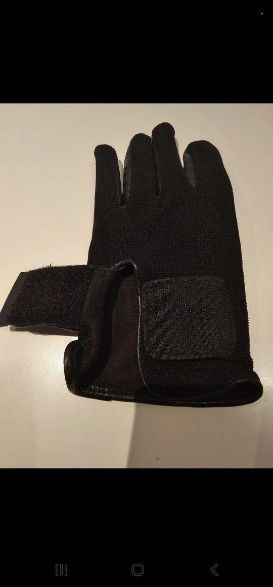 Skórzane (sheep leather) rękawiczki Calvin Klein zapinane na rzepy.