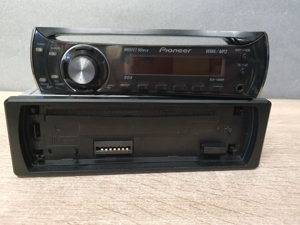 Radio samochodowe Pioneer z AUX, CD z Mp3 / RCA DEH-1100MP Zadbane