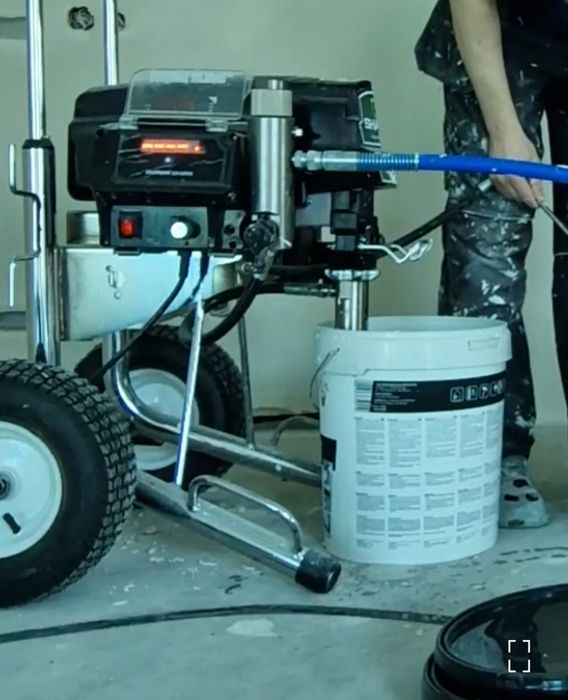 Gładzie natryskowe, montaż glazury, malowanie