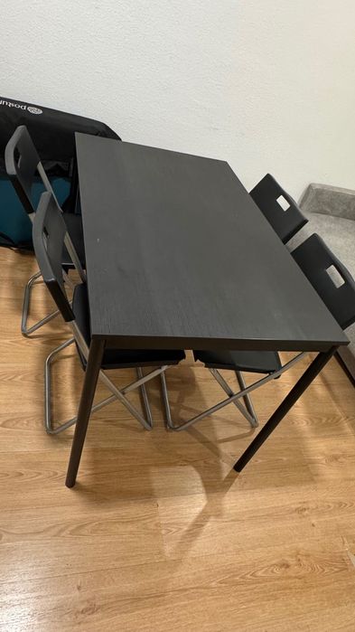Mesa com 4 cadeiras