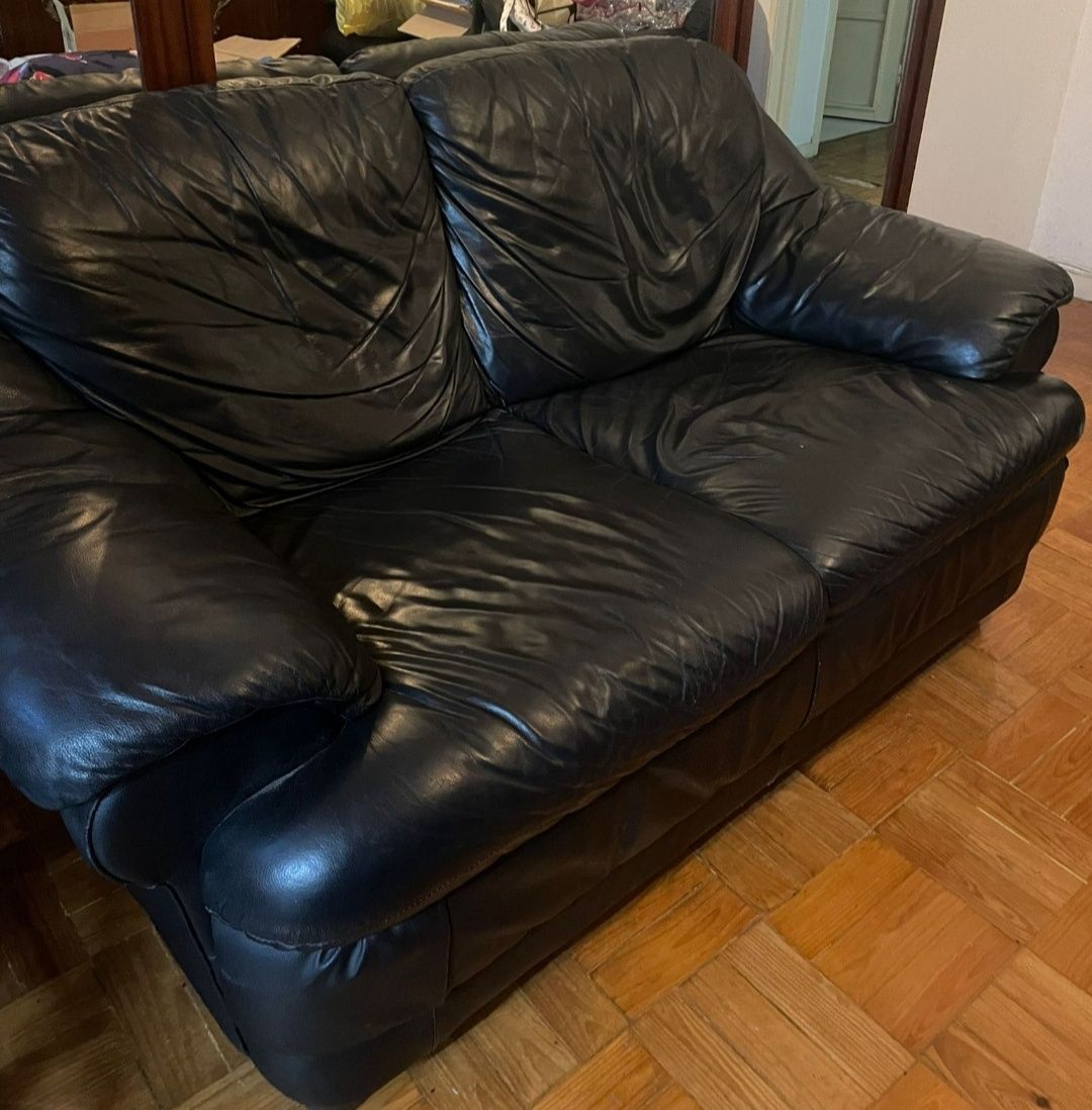 Sofá de couro preto