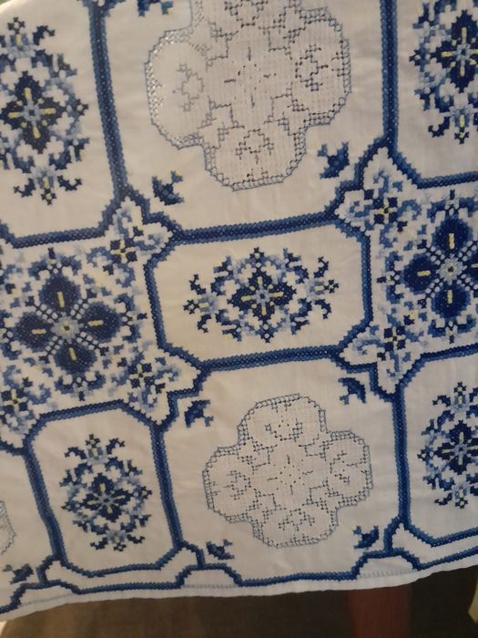 Toalha integralmente bordada à mão ponto cruz