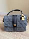 Сумочка GUESS Ginevra Top Handle Flap