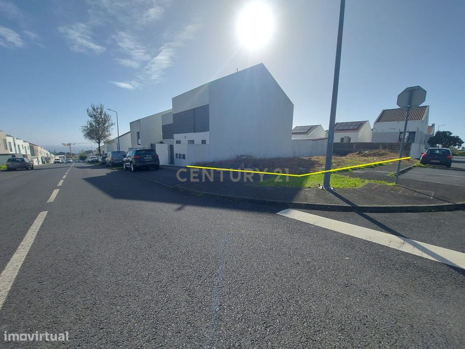 Lote Urbano com 270 m² em Arrifes — Potencial para Moradia Unifamiliar