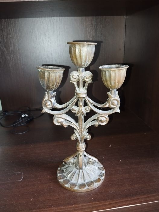 Канделябр, підсвічник.