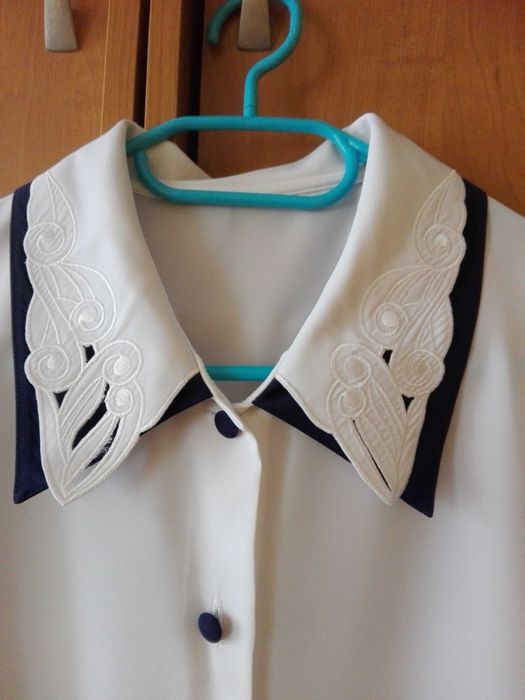 Śnieżnobiała, ślicznie haftowany kołnierz + granatowe dodatki, XXL
