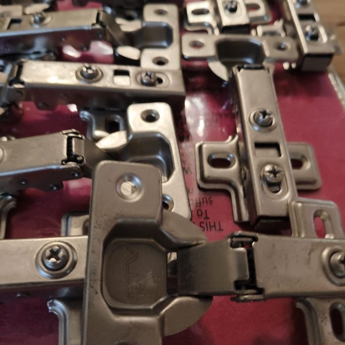 19 zawiasów meblowych