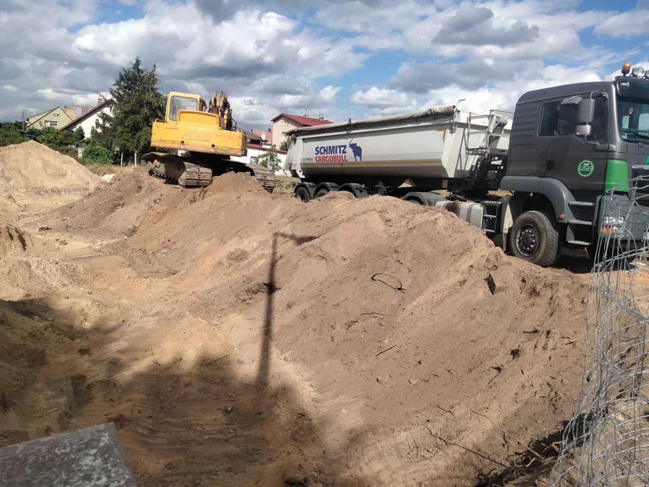 Transport Wywrotką Czteroosiową Naczepą Wanną Wywrotki Usługi Wozidłem