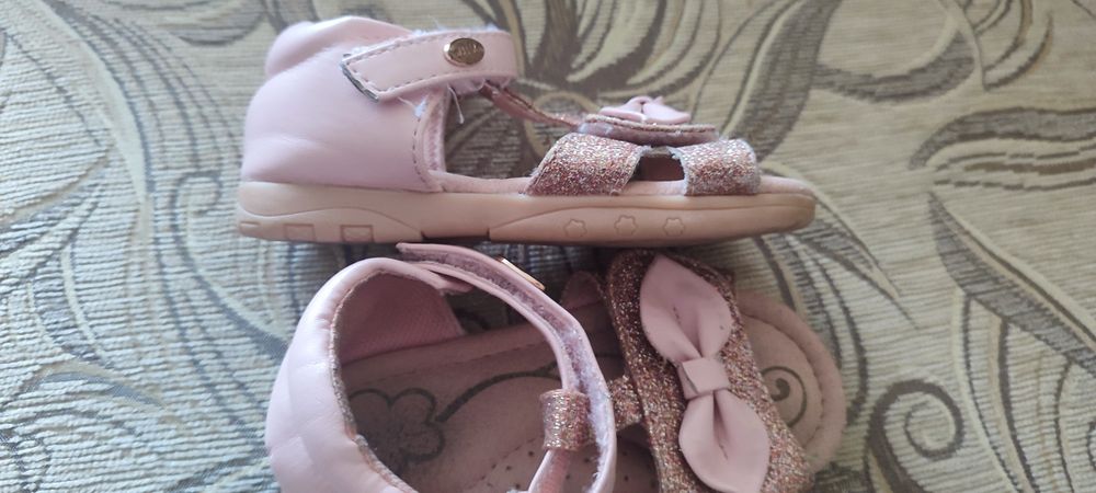 Sandały dla dziewczynki r. 22.