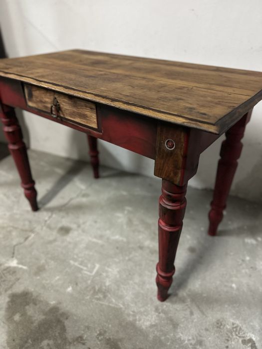 Stół drewniany z szufladą