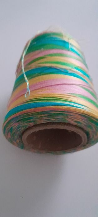 Rolo de linha matizada para costura